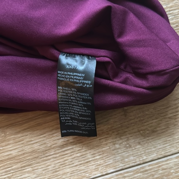 NWOT WHBM Wine Colored Sleeveless Shell with jeweled button Size XXS - Picture 3 of 9